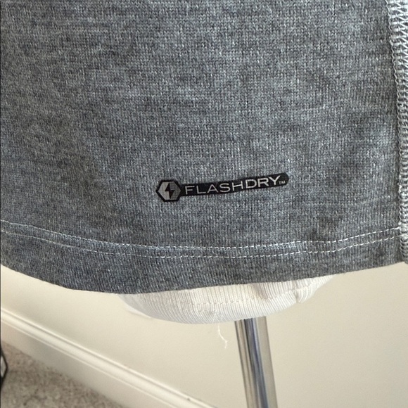 The North Face Women's Flash Dry SS V neck Tee, Medium, Like New - Picture 3 of 8